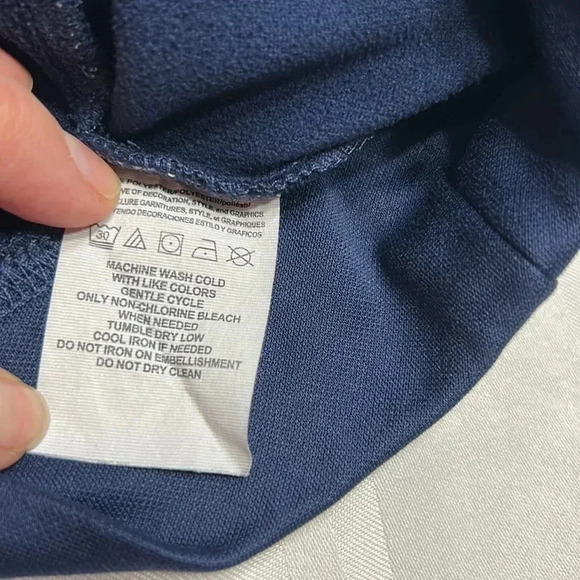 PATRIOTS FOOTBALL BLUE HOODIE!NFL TEAM APPAREL.Kangaroo pockets, red inside hood - Picture 9 of 14